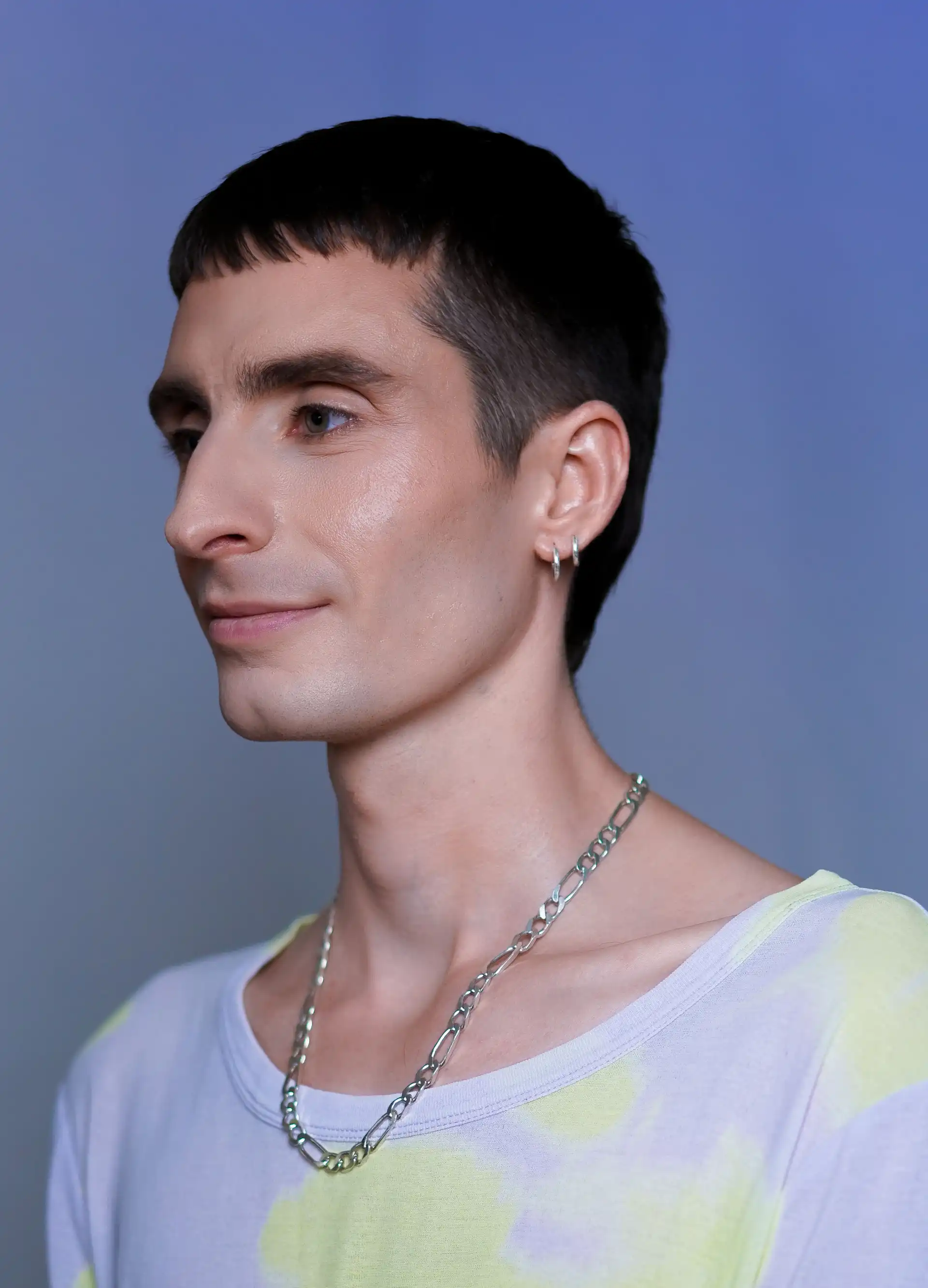 Neutral portrait of Vincent with a blue gradient background